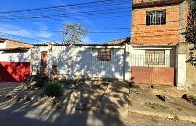 Imagem: A casa possui 3 Dormitórios, 1 Banheiro, 1 Vaga na garagem