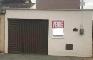 Imagem: A casa possui 3 Dormitórios, 2 Banheiros, 2 Vagas na garagem