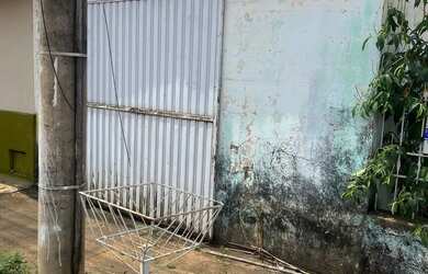 Imagem: A casa possui 3 Dormitórios, 1 Banheiro, 1 Vaga na garagem