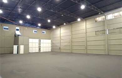 Imagem: O depósito possui 5 Vagas na garagem, 2.560m² de Área e