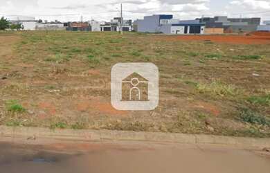 Imagem: O terreno possui 500m² de Área, Imóvel novo e está localizado