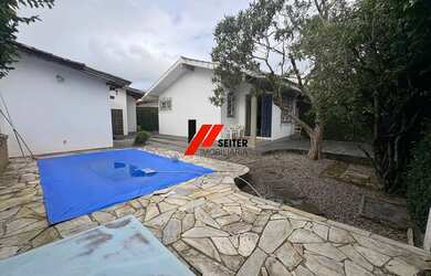 Imagem: A casa possui 4 Dormitórios, 4 Banheiros, 5 Vagas na garagem