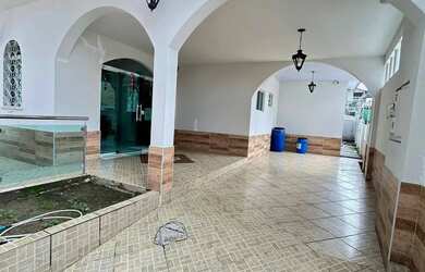 Imagem: A casa possui 4 Dormitórios, 4 Banheiros, 5 Vagas na garagem