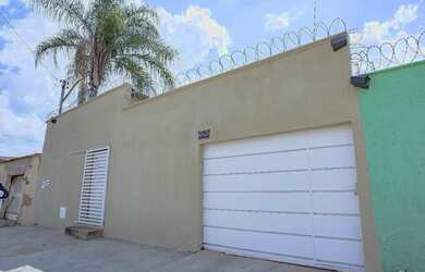 Imagem: A casa possui 3 Dormitórios, 2 Banheiros, 3 Vagas na garagem