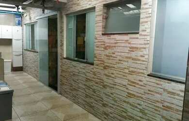 Imagem: A casa possui 1 Dormitório, 1 Banheiro, 1 Vaga na garagem e