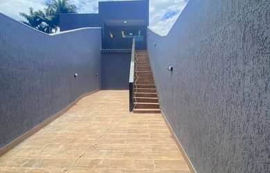 Imagem: A casa possui 3 Dormitórios, 1 Banheiro, 2 Vagas na garagem