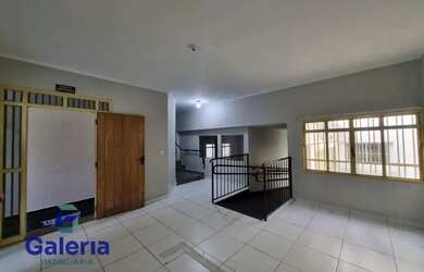 Imagem: O depósito possui 4 Vagas na garagem, 298m² de Área e está