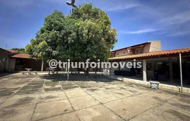 Imagem: A casa possui 3 Dormitórios, 2 Banheiros, 4 Vagas na garagem