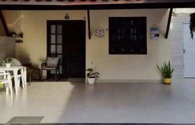 Imagem: A casa possui 3 Dormitórios, 2 Banheiros e 2 Vagas na garagem