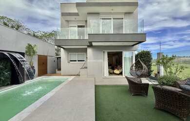 Imagem: A casa possui 4 Dormitórios, 3 Banheiros, 3 Vagas na garagem