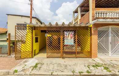 Imagem: A casa possui 3 Dormitórios, 2 Banheiros, 2 Vagas na garagem