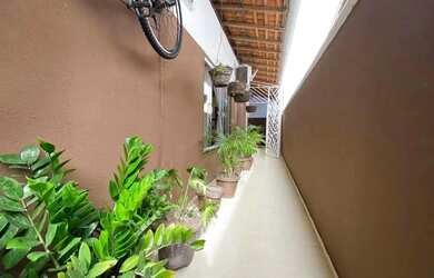 Imagem: A casa possui 4 Dormitórios, 5 Banheiros, 2 Vagas na garagem