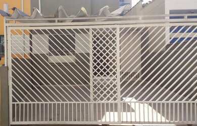 Imagem: A casa possui 5 Dormitórios, 3 Banheiros, 2 Vagas na garagem