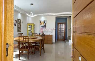 Imagem: A casa possui 3 Dormitórios, 4 Banheiros, 2 Vagas na garagem