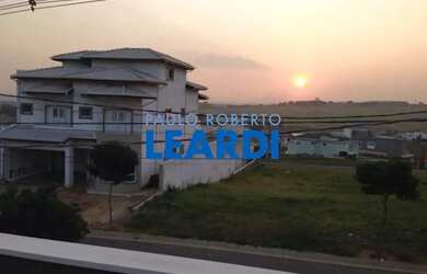 Imagem: A casa em condomínio possui 5 Dormitórios, 4 Banheiros, 3