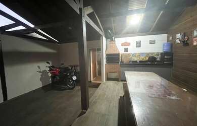 Imagem: A casa possui 4 Dormitórios, 3 Banheiros, 1 Vaga na garagem