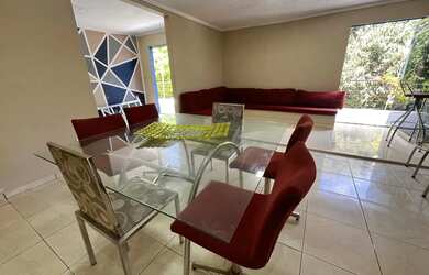 Imagem: A casa possui 5 Dormitórios, Acomodam 20 pessoas, 5 Vagas na