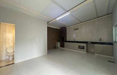 Imagem: A casa possui 3 Dormitórios, 2 Banheiros, 3 Vagas na garagem