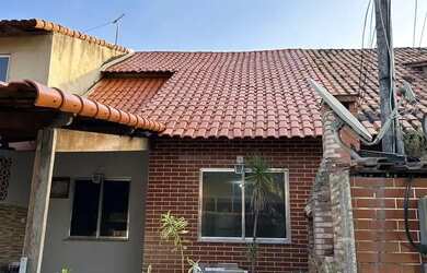 Imagem: A casa possui 4 Dormitórios, 2 Banheiros, 1 Vaga na garagem