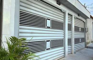 Imagem: A casa possui 3 Dormitórios, 2 Banheiros e 200m² de Área