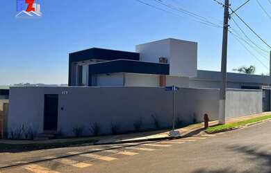 Imagem: A casa possui 3 Dormitórios, 1 Banheiro, 2 Vagas na garagem