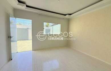 Imagem: A casa possui 2 Dormitórios, 1 Banheiro, 2 Vagas na garagem