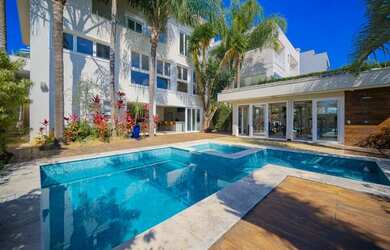 Imagem: A casa em condomínio possui 5 Dormitórios, 5 Banheiros, 4