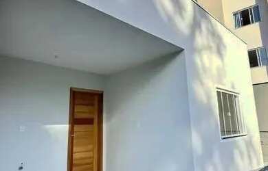 Imagem: A casa possui 2 Dormitórios, 2 Banheiros, 2 Vagas na garagem