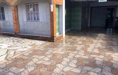 Imagem: A casa possui 3 Dormitórios, 2 Banheiros, 2 Vagas na garagem