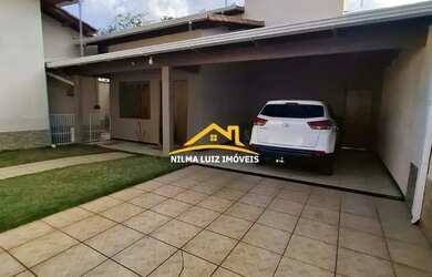 Imagem: A casa possui 4 Dormitórios, 5 Banheiros, 4 Vagas na garagem