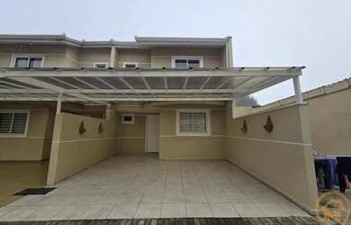 Imagem: A casa possui 3 Dormitórios, 1 Banheiro, 2 Vagas na garagem