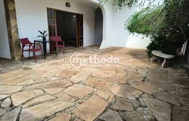 Imagem: A casa possui 4 Dormitórios, 3 Banheiros, 4 Vagas na garagem