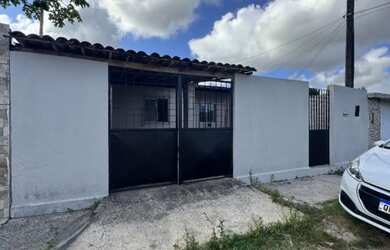 Imagem: A casa possui 2 Dormitórios, 1 Banheiro e 1 Vaga na garagem