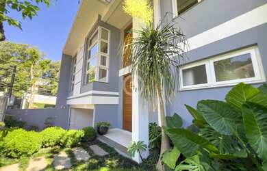 Imagem: A casa possui 3 Dormitórios, 3 Banheiros, 2 Vagas na garagem