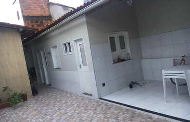 Imagem: A casa possui 3 Dormitórios, 3 Banheiros, 2 Vagas na garagem