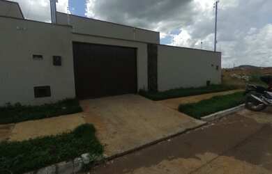 Imagem: A casa possui 3 Dormitórios, 1 Banheiro, 1 Vaga na garagem