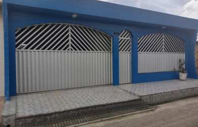 Imagem: A casa possui 3 Dormitórios, 2 Banheiros, 2 Vagas na garagem