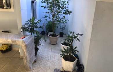 Imagem: A casa possui 4 Dormitórios, 1 Banheiro, 1 Vaga na garagem