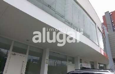 Imagem: O depósito possui 2 Vagas na garagem, 256m² de Área e está