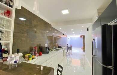 Imagem: A casa possui 2 Dormitórios, 2 Banheiros, 2 Vagas na garagem