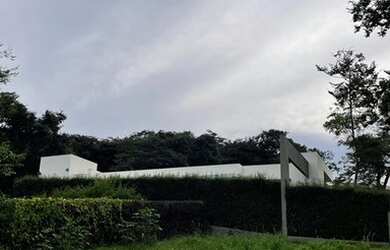 Imagem: A casa possui 3 Dormitórios, 2 Banheiros, 4 Vagas na garagem