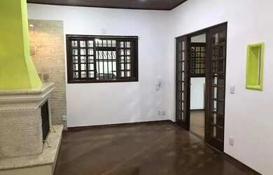 Imagem: A casa possui 3 Dormitórios, 2 Banheiros, 2 Vagas na garagem