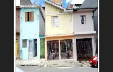 Imagem: A casa possui 1 Dormitório, 1 Banheiro, 1 Vaga na garagem