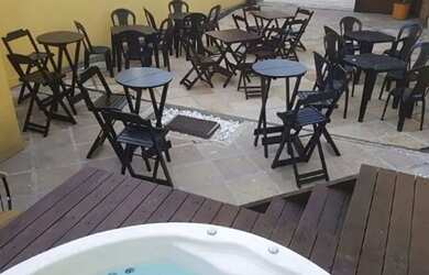 Imagem: O quarto possui 1 Dormitório e está localizado em Arraial