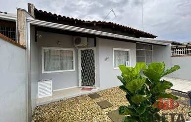 Imagem: A casa em condomínio possui 2 Dormitórios, 1 Banheiro, 2 Vagas