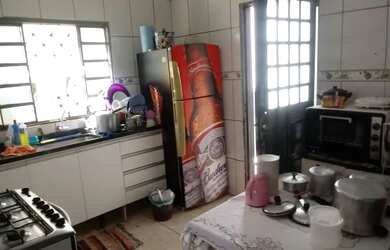 Imagem: A casa possui 3 Dormitórios, 2 Banheiros, 1 Vaga na garagem