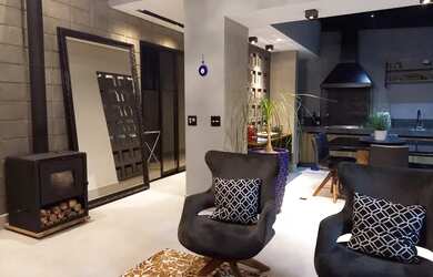 Imagem: A casa possui 3 Dormitórios, 3 Banheiros, 4 Vagas na garagem