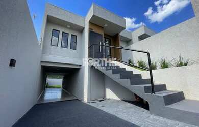 Imagem: A casa possui 3 Dormitórios, 2 Banheiros, 3 Vagas na garagem