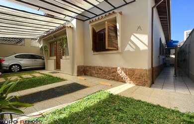 Imagem: A casa possui 3 Dormitórios, 3 Banheiros, 3 Vagas na garagem