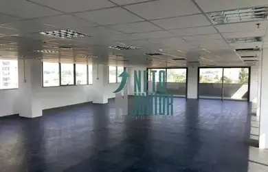 Imagem: O depósito possui 5 Vagas na garagem e 316m² de Área e está